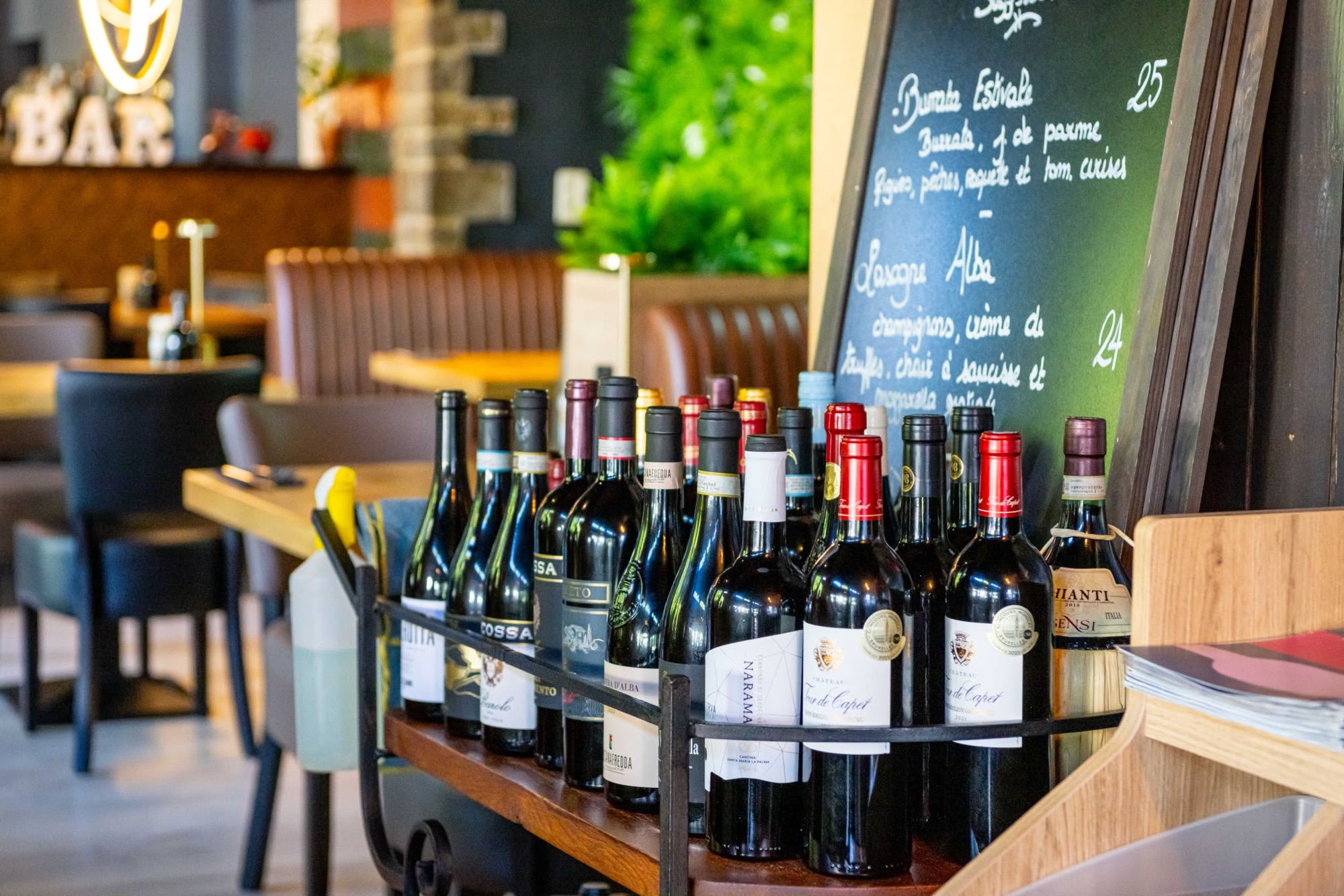 Le chariot de vins italiens devant l'ardoise des suggestions