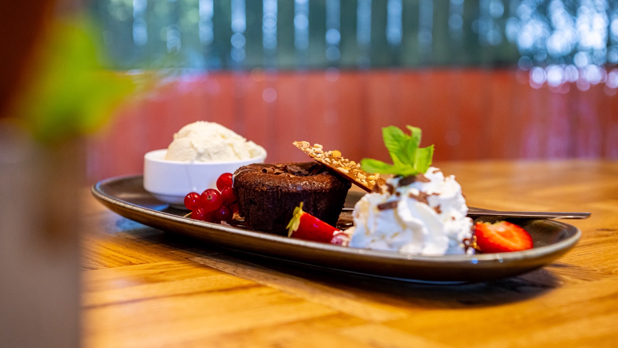 Moelleux au chocolat, glace vanille, chantilly et fruits rouges