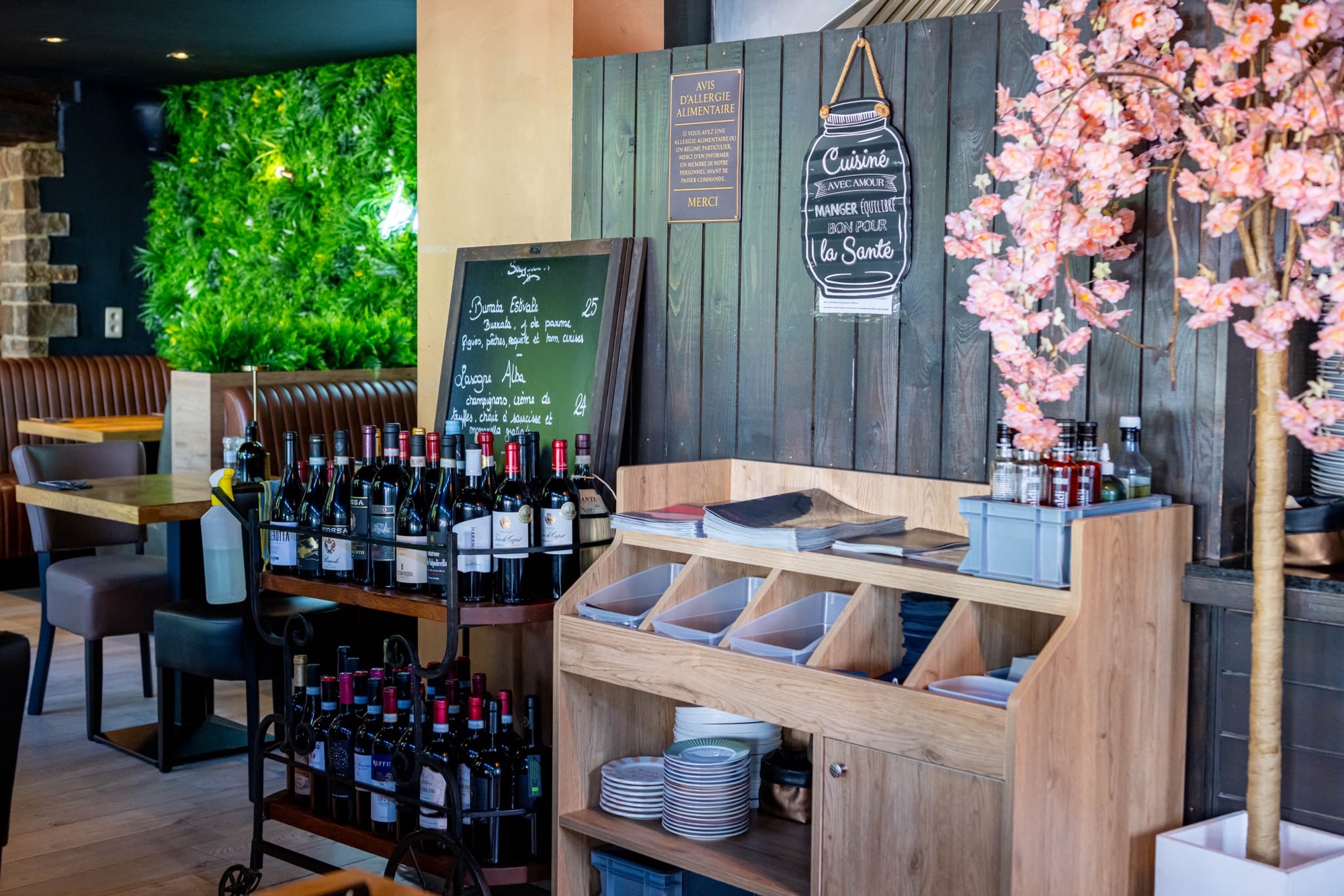 Le coin cave à vins et l'ardoise du jour dans la salle